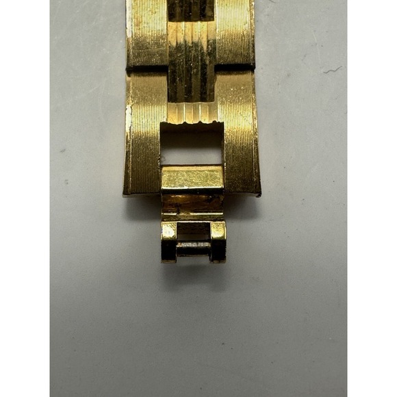 Vintage Timex 1982 Manual Wind Ladies Broken Clasp 18MM 7\